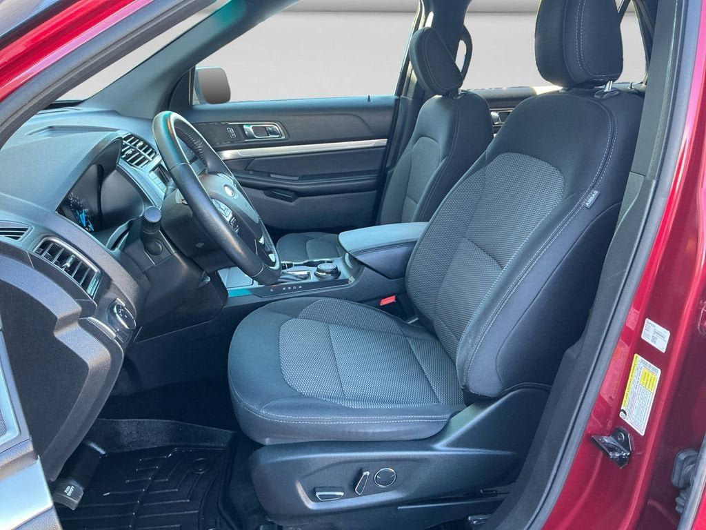 Used 2018 Ford Explorer XLT AWD/4WD image 10