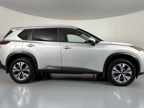 Used 2022 Nissan Rogue SV w/ SV Premium Package image 8