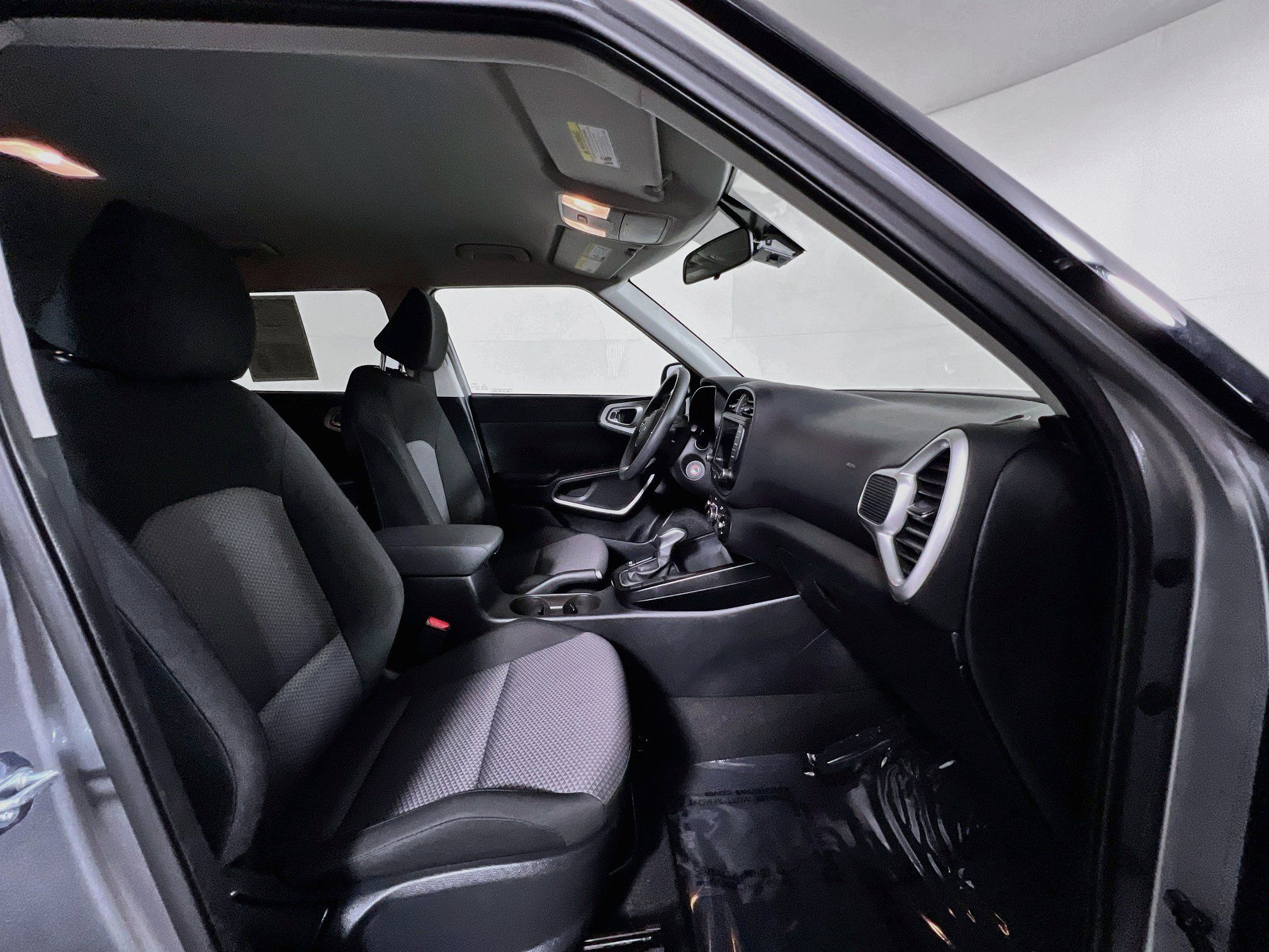 Used 2025 Kia Soul LX w/ LX Technology Package FWD image 31
