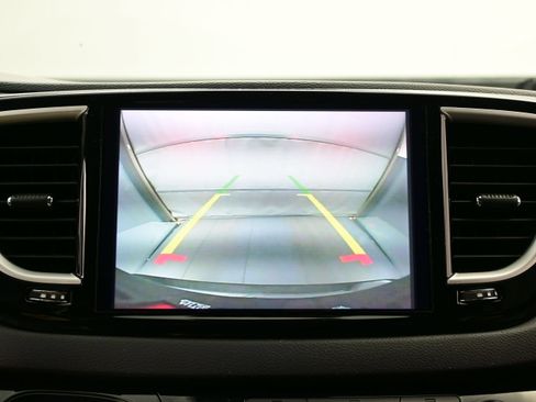Used 2022 Chrysler Pacifica Touring-L FWD image 18
