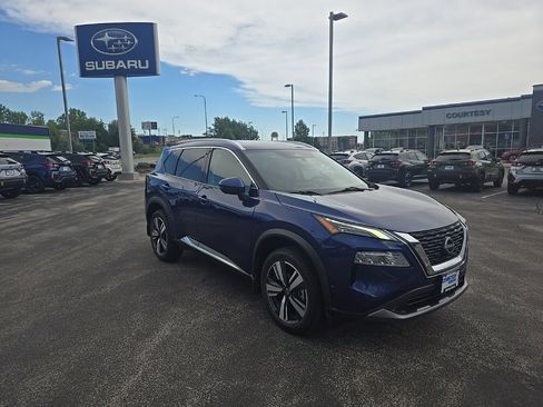 Used 2022 Nissan Rogue SL w/ SL Premium Package image 2