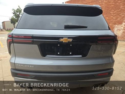 Used 2025 Chevrolet Traverse LT FWD image 6