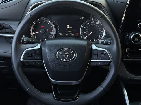 Used 2024 Toyota Highlander XSE FWD image 13