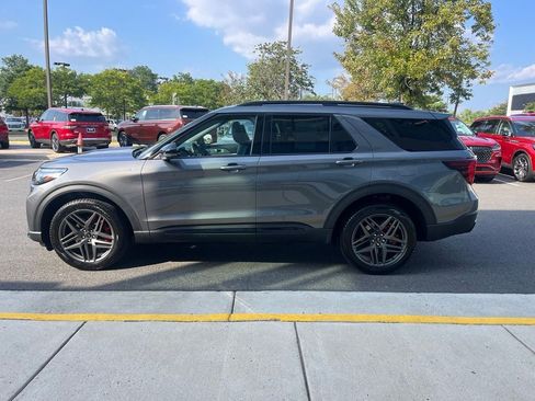 Used 2025 Ford Explorer ST-Line w/ ST-Line Street Pack AWD/4WD image 5