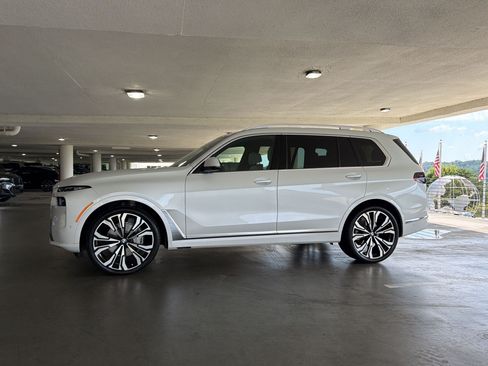 Used 2024 BMW X7 xDrive40i w/ Premium Package AWD/4WD image 2