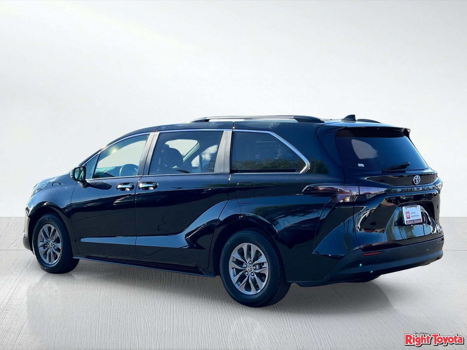 Certified 2024 Toyota Sienna XLE FWD image 5