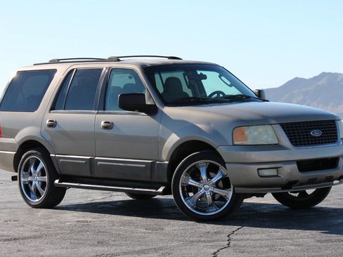 Used 2003 Ford Expedition XLT image 2
