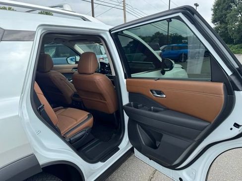 Used 2025 Nissan Pathfinder Platinum FWD image 17