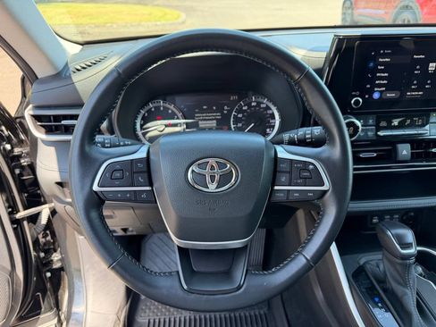 Used 2024 Toyota Highlander LE AWD/4WD image 20