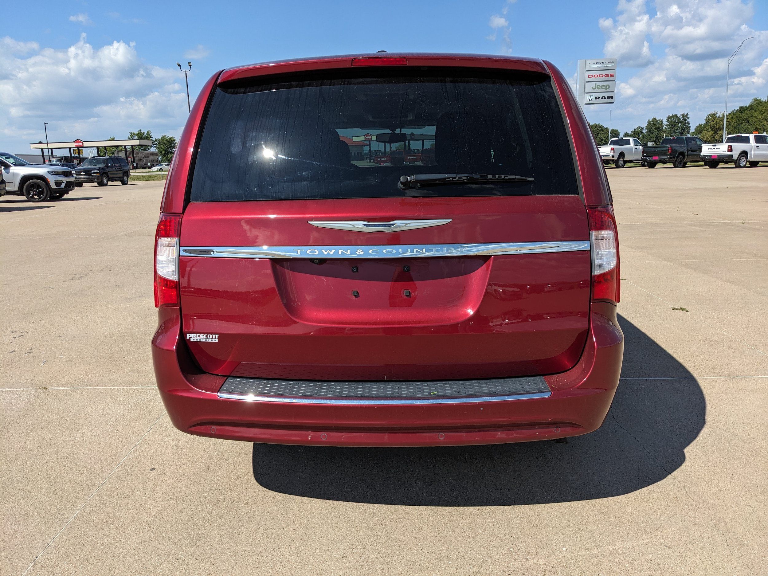 Used 2016 Chrysler Town & Country Touring-L FWD image 7
