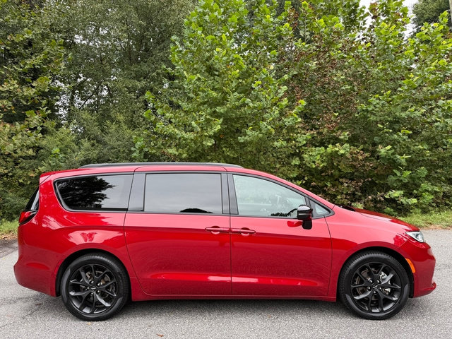 Used 2025 Chrysler Pacifica Limited FWD image 5