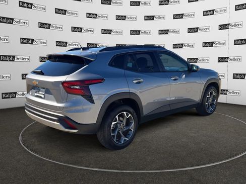 Used 2025 Chevrolet Trax LT w/ LT Convenience Package image 6