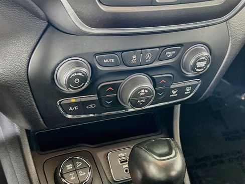Used 2022 Jeep Cherokee Trailhawk AWD/4WD image 15