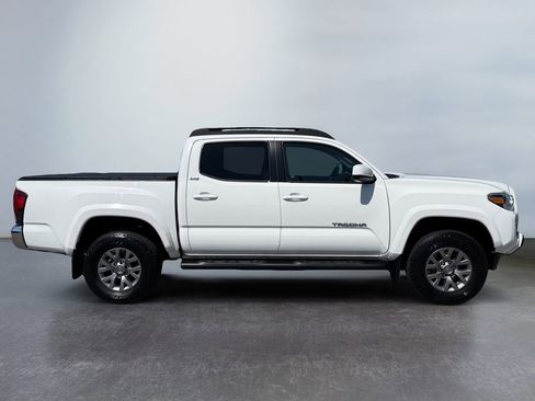 Used 2019 Toyota Tacoma SR5 AWD/4WD image 2