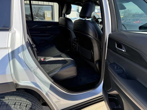 Used 2025 Jeep Grand Cherokee Altitude image 12