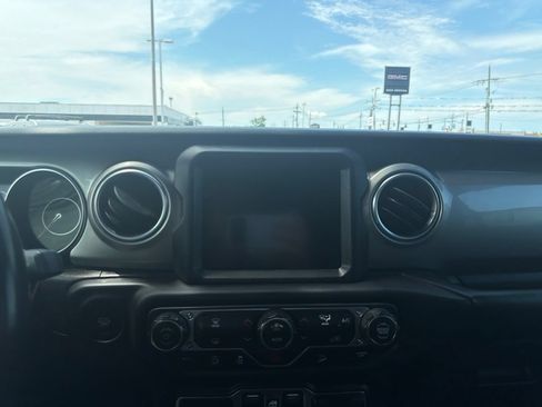 Used 2018 Jeep Wrangler Unlimited Sahara AWD/4WD image 10