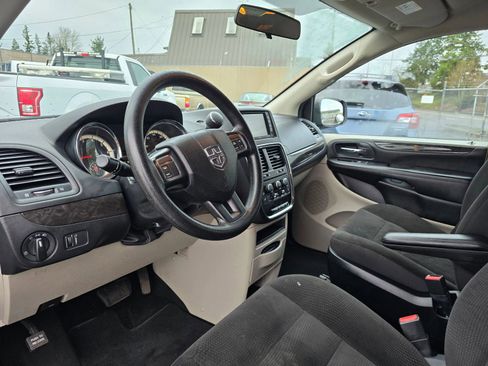 Used 2018 Dodge Grand Caravan SE image 24