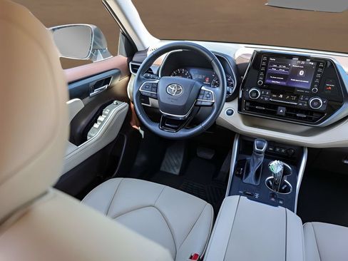 Used 2021 Toyota Highlander XLE FWD image 28