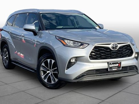 Used 2020 Toyota Highlander XLE FWD image 3