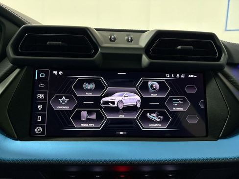 Used 2025 Lamborghini Urus SE AWD/4WD image 36