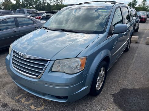 Used 2009 Chrysler Town & Country Touring w/ Family Value Group FWD image 1
