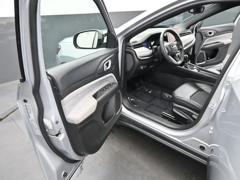 Used 2024 Jeep Compass Latitude image 14