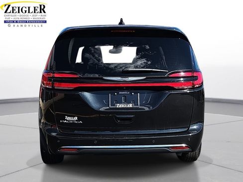 Used 2024 Chrysler Pacifica Touring-L image 6