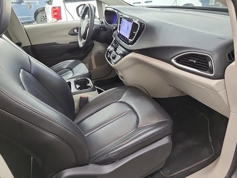Used 2023 Chrysler Pacifica Touring-L FWD image 11