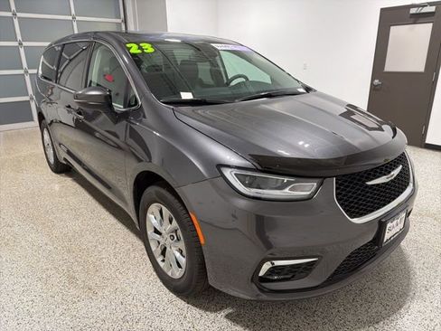 Used 2023 Chrysler Pacifica Touring-L image 3