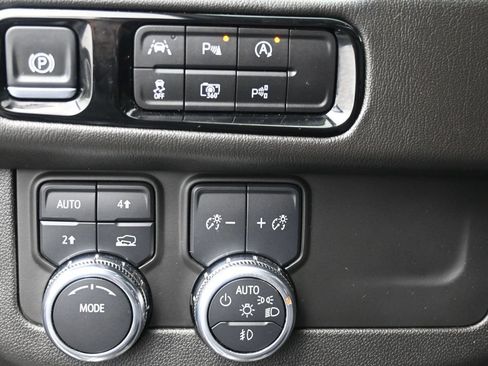 Used 2025 GMC Yukon Denali AWD/4WD image 22