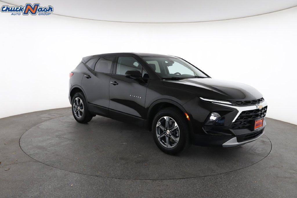 Used 2026 Chevrolet Blazer LT FWD image 2