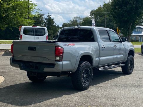 Used 2018 Toyota Tacoma TRD Sport w/ Technology Package AWD/4WD image 4