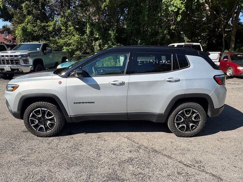 Used 2025 Jeep Compass Trailhawk AWD/4WD image 4