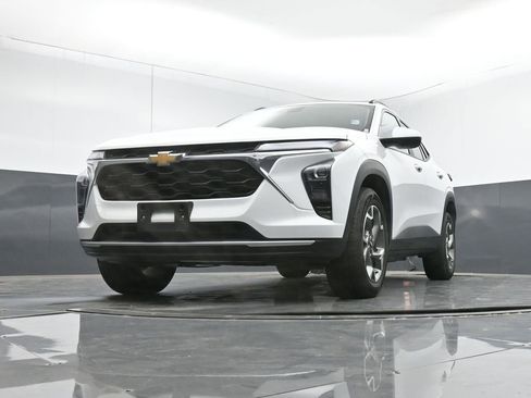 Used 2025 Chevrolet Trax LT image 35