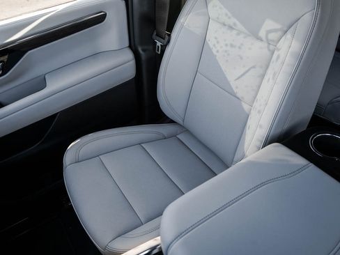 New 2025 Chevrolet Suburban Premier image 28