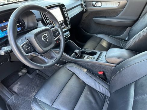 Used 2023 Volvo XC40 B4 Core w/ Convenience Package FWD image 9