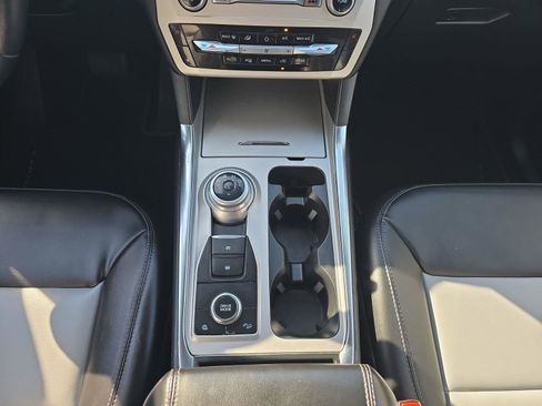 Used 2022 Ford Explorer XLT w/ Equipment Group 202A AWD/4WD image 18