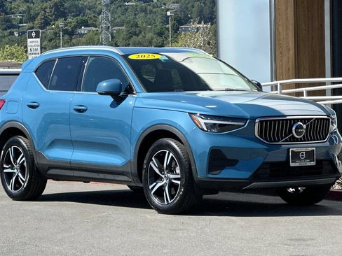 Used 2025 Volvo XC40 B5 Core image 10