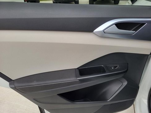 Used 2025 Volkswagen Taos SE image 10