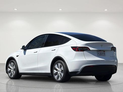 Used 2023 Tesla Model Y Long Range AWD/4WD image 3