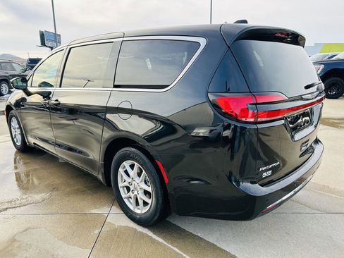 Used 2024 Chrysler Pacifica Touring-L image 28