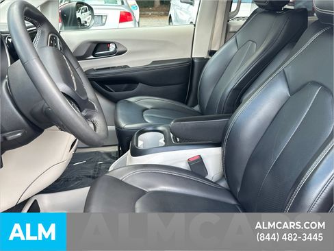 Used 2023 Chrysler Pacifica Touring-L FWD image 10