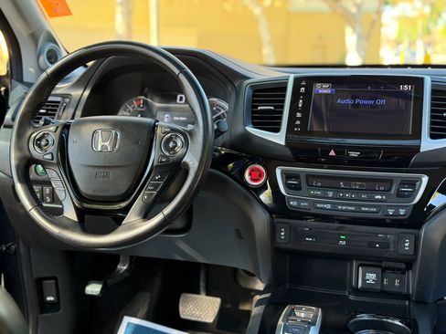 Used 2018 Honda Pilot Touring image 17