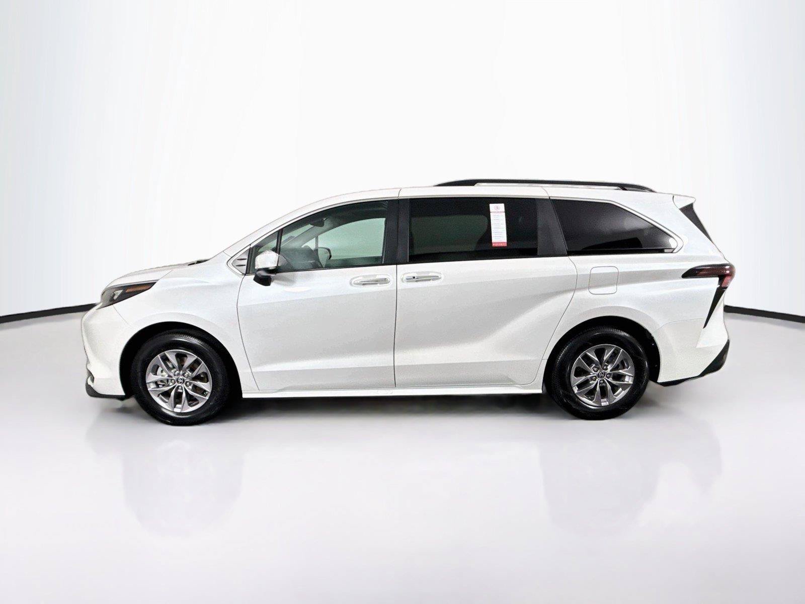 Certified 2025 Toyota Sienna XLE FWD image 14