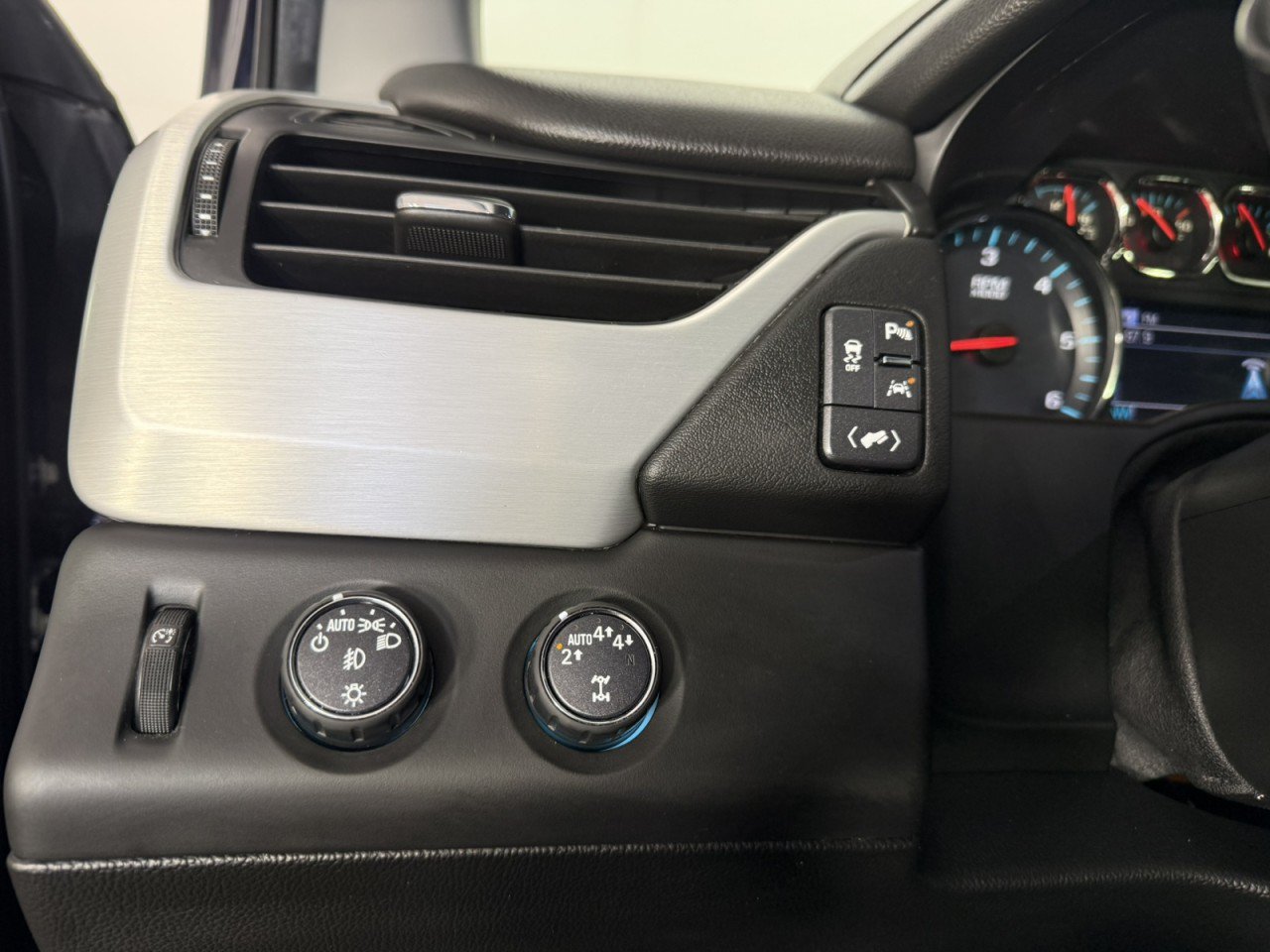 Used 2018 GMC Yukon SLT AWD/4WD image 25