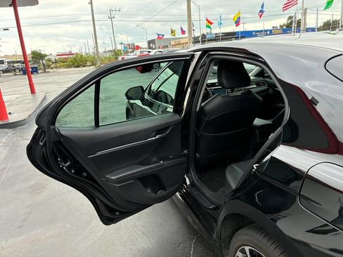 Used 2020 Toyota Camry SE image 5