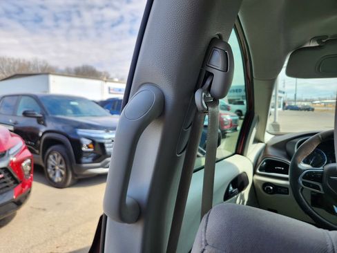 Used 2020 Chrysler Pacifica Touring w/ Cold Weather Group image 34