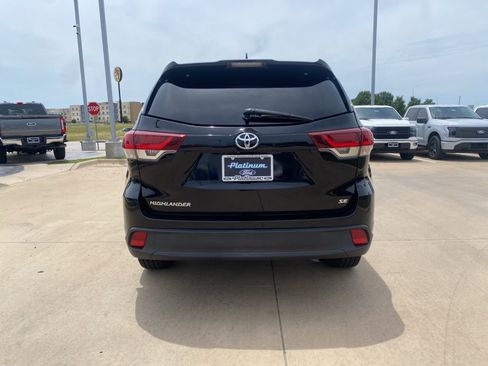 Used 2019 Toyota Highlander SE FWD image 4