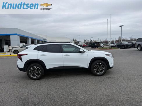 Used 2024 Chevrolet Trax LT w/ Driver Confidence Package image 8