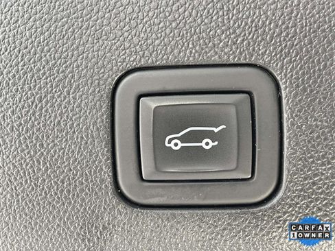 Used 2023 Chevrolet Suburban Premier image 10